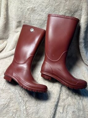 Ugg rain boots size 7